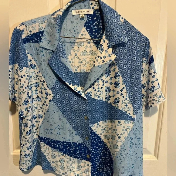 rose + olive Tops - Women’s S Blue and White Floral Button Up Short Sleeve Shirt